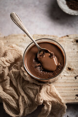 Crème dessert au chocolat en pot fait maison avec copeaux de chocolat noir - obrazy, fototapety, plakaty