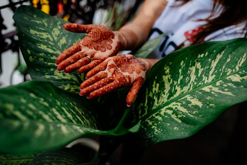 henna on hands