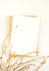 마른 나무가지와 카드 목업