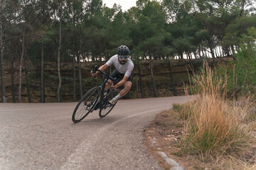 Athlete trains on the mountain going down at full speed