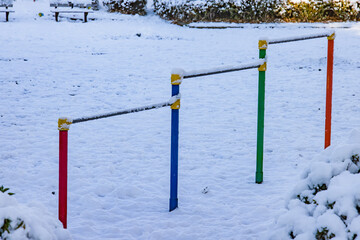 雪が降った朝の公園の鉄棒