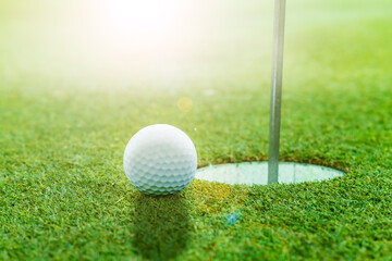 ゴルフ場のパターグリーンと真っ白いゴルフボール