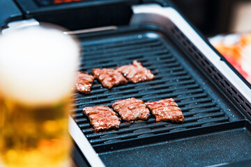 家飲み　【 焼肉 と アルコール の イメージ 】