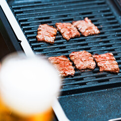 家飲み　【 焼肉 と アルコール の イメージ 】