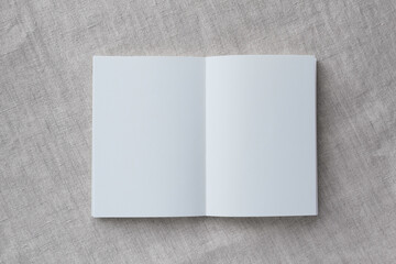 グレーの背景と俯瞰の見開きの青色のノート