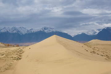 Fototapeta na wymiar Traveler at the Chara sand dunes