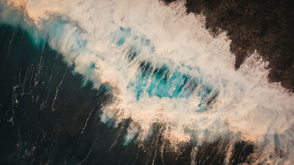 Vue de drone sur une vague dans l'océan indien