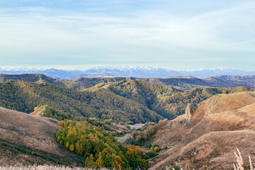 Obraz premium Mountains and forests near the Gumbashi Pass