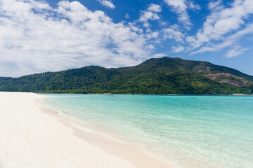 Fototapeta na wymiar Beautiful sea with white sandy beach and blue sky in tropical island.
