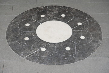 FU 2020-08-30 BadME 391 Auf dem Boden sind Steinplatten kreisförmig angeordnet