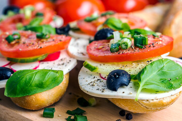 jedzenie, bochenki, ser, przekąska, kanapka, pomidor, posiłek, delikatesowy, śniadanie, swiezy, zdrowa, lunch, mozarella, bazylia, oliwki