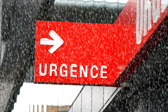 Emergency entrance sigh in French.