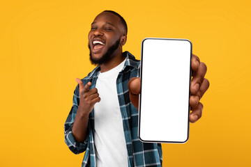 Black guy showing white empty smartphone screen, closeup - obrazy, fototapety, plakaty