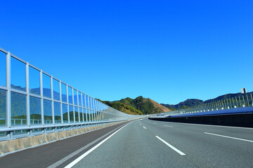 秋の新東名高速道路をドライブ