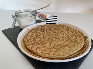 crepes et drapeau breton vue coté