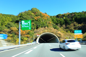 秋の新東名高速道路をドライブ