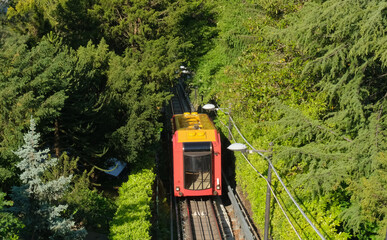 La funicolare Como-Brunate vicino alla stazione d'arrivo di Brunate.
