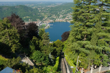 Panorama della città di Como vista da un punto panoramico a Brunate, Lombardia.