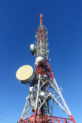 Sommet d'une antenne rouge et blanche de t&eacute;l&eacute;communication et radio diffusion 