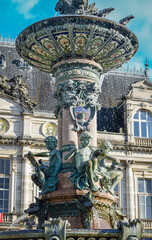 Obraz premium Hermosa fuente ornamentada en la plaza del ayuntamiento de Limoges, Francia