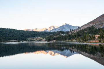 Fototapeta na wymiar Mountains Reflecting Into Pristine Lake, in Yosemite National Park California, During Dawn in the Summer