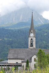 Fototapeta na wymiar La chiesa di Transacqua nel comune di Primiero San Martino di Castrozza in provincia di Trento, Trentino-Alto Adige, Italia.