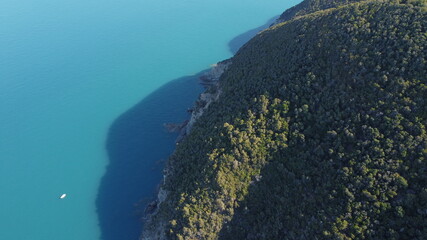 mare pineta toscana drone foto aerea 