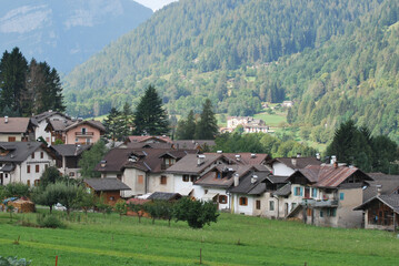 Fototapeta na wymiar La frazione di Transacqua nel comune di Primiero San Martino di Castrozza in Trentino-Alto Adige, Italia.
