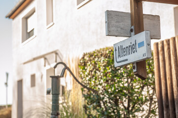 Wegweiser in ländlicher Umgebung mit Güllepumpe