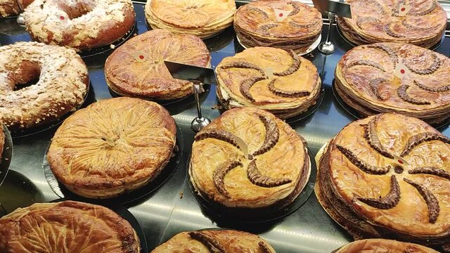 plusieurs galettes des rois dans une vitrine de boulangerie