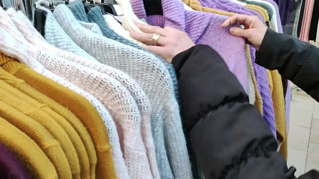 femme faisant les soldes  de janvier