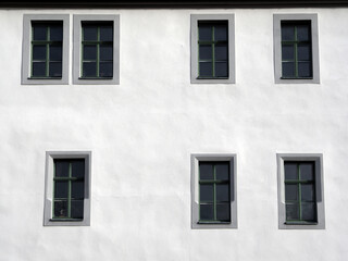 Fototapeta na wymiar Hausfassade mit sieben Fenstern
