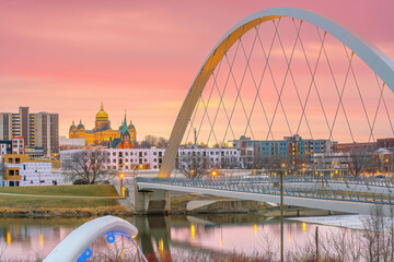 Fototapeta premium Downtown Des Moines city skyline cityscape of Iowa and public park in USA