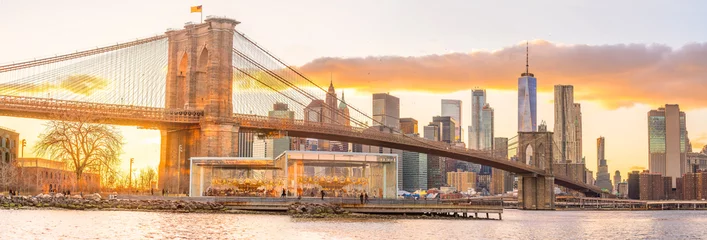 Schilderijen op glas New York City skyline stadsgezicht van Manhattan met Brooklyn Bridge in USA © f11photo