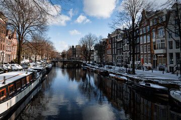 Fototapeta na wymiar View over the Brouwersgracht Canal in the historic city center of Amsterdam