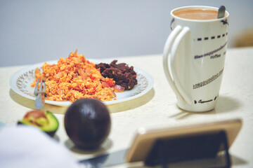 180 / 5.000
Resultados de traducción
Quick breakfast. Eggs with tomato and onion with beans and avocado. Traditional breakfast. Mexican style eggs. Breakfast watching the cell phone. New technology in