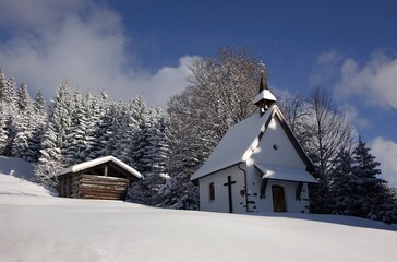 Die Schwandereckkapelle auf dem Weg zum Bildstöckle im Allgäu. Am Himmel zeigen sich vor kälte...