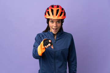 Teenager cyclist girl surprised and pointing front - obrazy, fototapety, plakaty