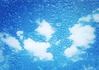 水滴が付着した窓から見た空のイラスト
