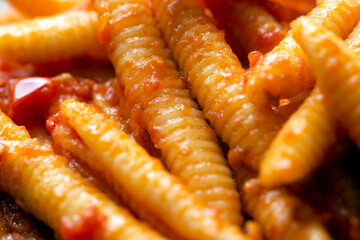Primo piano di rigatelli al sugo, Cibo Italiano 