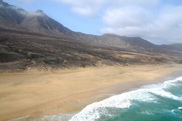Fotografía aérea de playas y montañas en la costa de Cofete en la isla de Fuerteventura, Canarias
