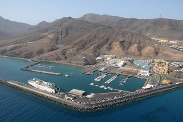 Fotografía aérea del puerto y pueblo de Morro Jable en la isla de Fuerteventura, Canarias