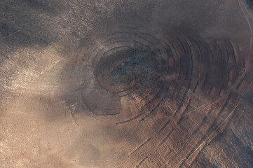 Fotografía aérea con vista cenital de una montaña erosionadas en la isla de Fuerteventura,...