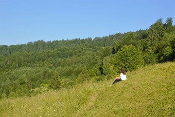 Obraz premium girl on the slope in the grass