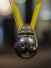 Newton`s cradle close up, Nahaufnahme von einem Kugelstosspendel