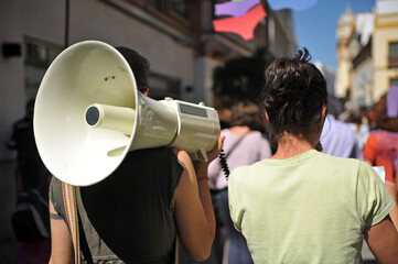 Manifestación feminista de mujeres con megáfono.  - obrazy, fototapety, plakaty