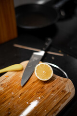Zitrone auf Schneidebrett mit Sparsch&auml;ler und Messer
