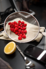 Himbeeren in moderner K&uuml;che mit Smartphone