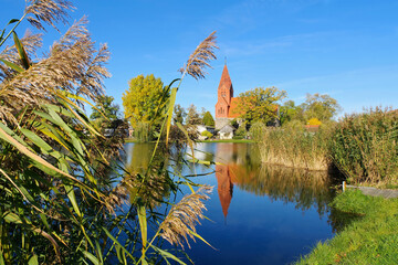 das Dorf Mürow in der Uckermark, alte Kirche mit Teich -  Muerow in the Uckermark, old church with pond - 480439849