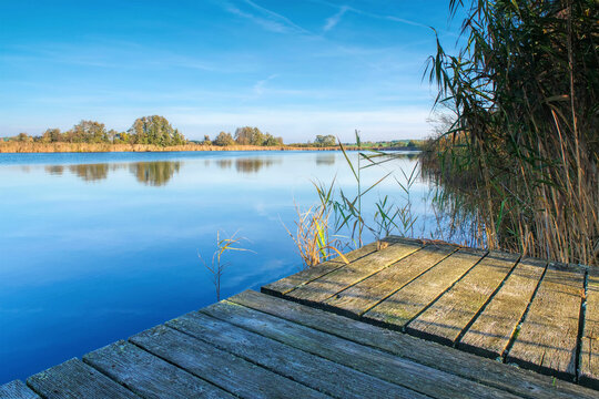 ein stiller See an einem ruhigen Morgen - quiet lake on a calm morning